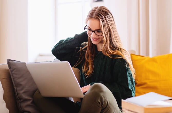 Vrouw met een telefoon en de kredietscore-app op het scherm