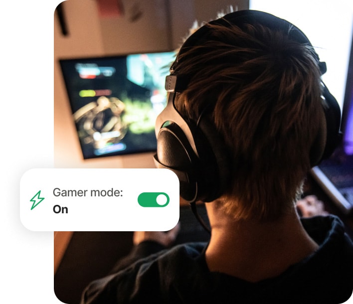 Jongen die spelletjes speelt op computer met Norton 360 for Gamers.