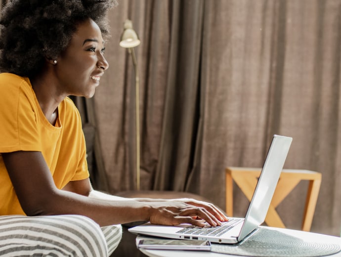 Jonge vrouw met computer.