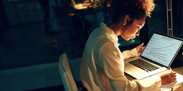 Vrouw die voor een laptop zit