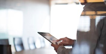 Iemand die een tablet gebruikt