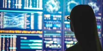 Iemand die naar gegevens op een scherm kijkt